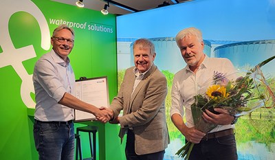 Photo Harm Maters awards the HortiQ certificate to Dick van Regteren and Rogier Vos new.jpg