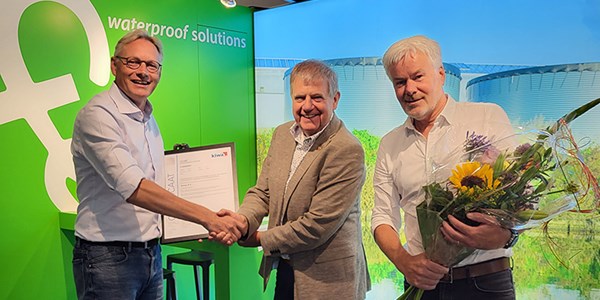 Photo Harm Maters awards the HortiQ certificate to Dick van Regteren and Rogier Vos new.jpg